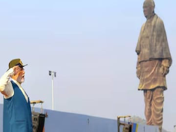 പട്ടേലിന്റെ സ്മരണയ്ക്കായി 181 മീറ്റര് ഉയരമുള്ള അദ്ദേഹത്തിന്റെ കൂറ്റന് പ്രതിമ സ്റ്റാച്യൂ ഓഫ് യൂണിറ്റി 2018 ഒക്ടോബര് 31ന് പ്രധാനമന്ത്രി നരേന്ദ്രമോദി നാടിനായി സമര്പ്പിച്ചിരുന്നു പട്ടേലിന്റെ സ്മരണയ്ക്കായി 181 മീറ്റര് ഉയരമുള്ള അദ്ദേഹത്തിന്റെ കൂറ്റന് പ്രതിമ സ്റ്റാച്യൂ ഓഫ് യൂണിറ്റി 2018 ഒക്ടോബര് 31ന് പ്രധാനമന്ത്രി നരേന്ദ്രമോദി നാടിനായി സമര്പ്പിച്ചിരുന്നു