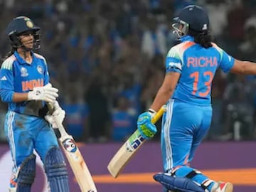 ഐസിസി വനിതാ ക്രിക്കറ്റ് ലോകകപ്പ് ക്രിക്കറ്റ് സെമി ഫൈനൽ മത്സരത്തിൽ ഇന്ത്യയുടെ ജമിമ റോഡ്രിഗസ്, ഇന്ത്യയുടെ റിച്ച ഘോഷിനൊപ്പം സെഞ്ച്വറി ആഘോഷിക്കുന്നു ഐസിസി വനിതാ ക്രിക്കറ്റ് ലോകകപ്പ് ക്രിക്കറ്റ് സെമി ഫൈനൽ മത്സരത്തിൽ ഇന്ത്യയുടെ ജമിമ റോഡ്രിഗസ്, ഇന്ത്യയുടെ റിച്ച ഘോഷിനൊപ്പം സെഞ്ച്വറി ആഘോഷിക്കുന്നു