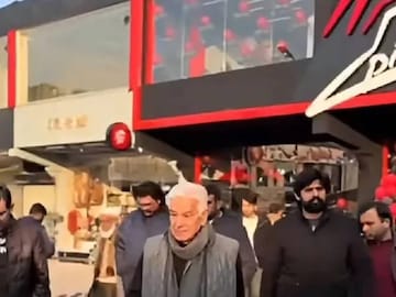 പിസ്സ ഹട്ടിന്റെ വ്യാജ ഔട്ട്‌ലെറ്റിന്റെ ഉദ്ഘാടനം നിര്‍വഹിച്ച് പാക് മന്ത്രി