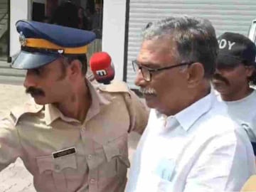 എ പത്മകുമാർ കോടതിയില് നിന്ന് മടങ്ങുന്നു എ പത്മകുമാർ കോടതിയില് നിന്ന് മടങ്ങുന്നു