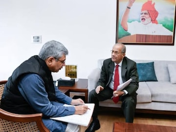 മെട്രോമാൻ ഇ ശ്രീധരൻ കേന്ദ്രമന്ത്രി അശ്വിനി വൈഷ്ണവുമായി ചർച്ച നടത്തുന്നു മെട്രോമാൻ ഇ ശ്രീധരൻ കേന്ദ്രമന്ത്രി അശ്വിനി വൈഷ്ണവുമായി ചർച്ച നടത്തുന്നു