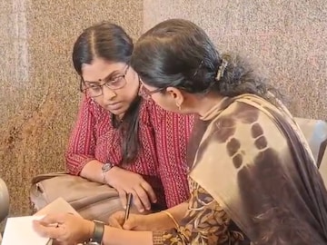 മഞ്ജിമ പി രാജു (ഇടത്) മഞ്ജിമ പി രാജു (ഇടത്)