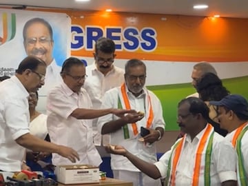 എൻസിപി നേതാക്കളെ കെ സുധാകരന്റെ നേതൃത്വത്തിൽ കോൺഗ്രസിലേക്ക് സ്വീകരിക്കുന്നു എൻസിപി നേതാക്കളെ കെ സുധാകരന്റെ നേതൃത്വത്തിൽ കോൺഗ്രസിലേക്ക് സ്വീകരിക്കുന്നു