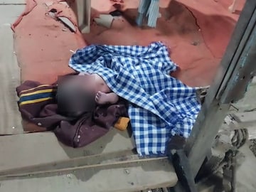 ഉപേക്ഷിക്കപ്പെട്ട നിലയിലെ കൈക്കുഞ്ഞ് ഉപേക്ഷിക്കപ്പെട്ട നിലയിലെ കൈക്കുഞ്ഞ്